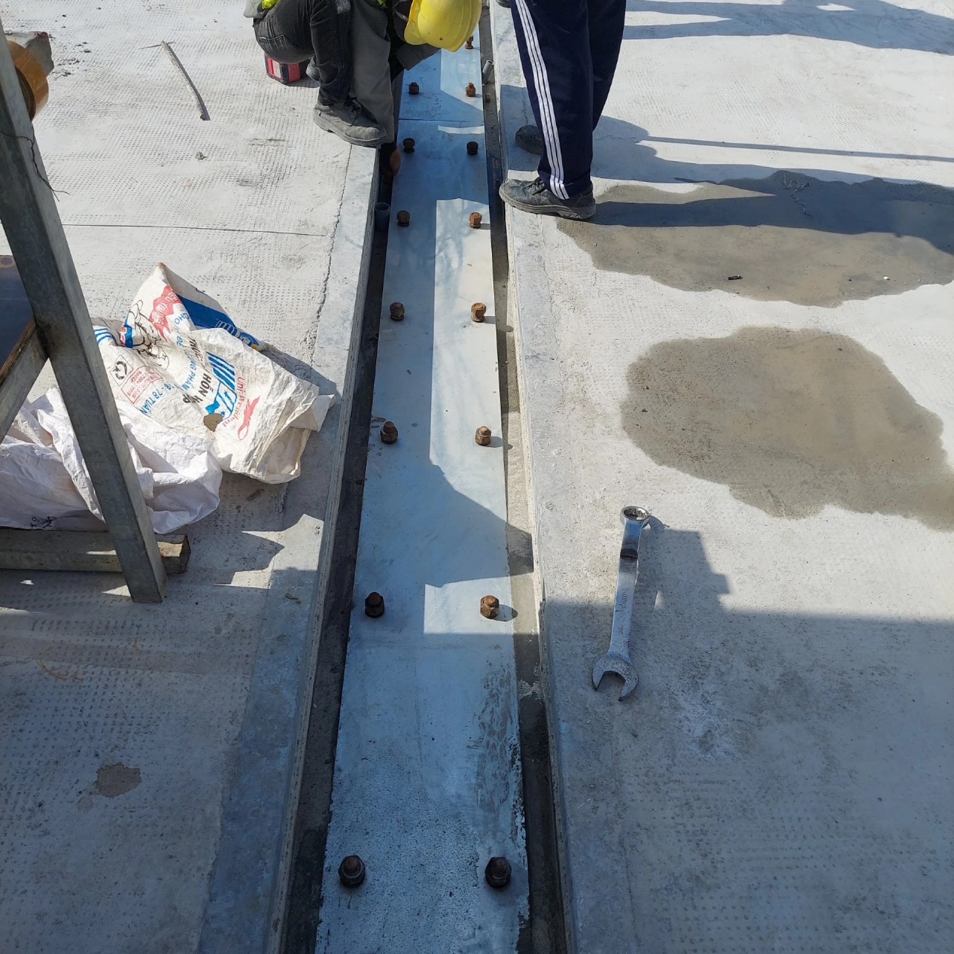 Lắp dựng thiết bị ở cảng nhà máy Vard Installing devices at new jetty