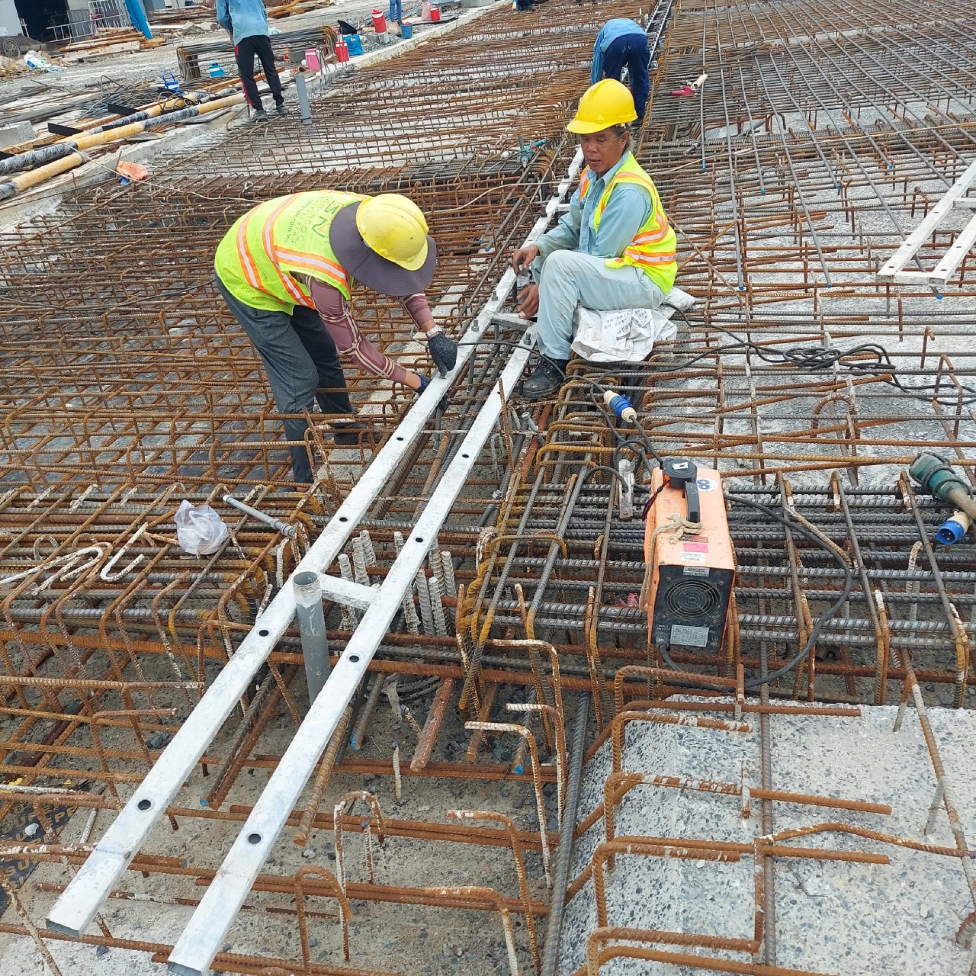 Lắp dựng thiết bị ở cảng nhà máy Vard Installing devices at new jetty6
