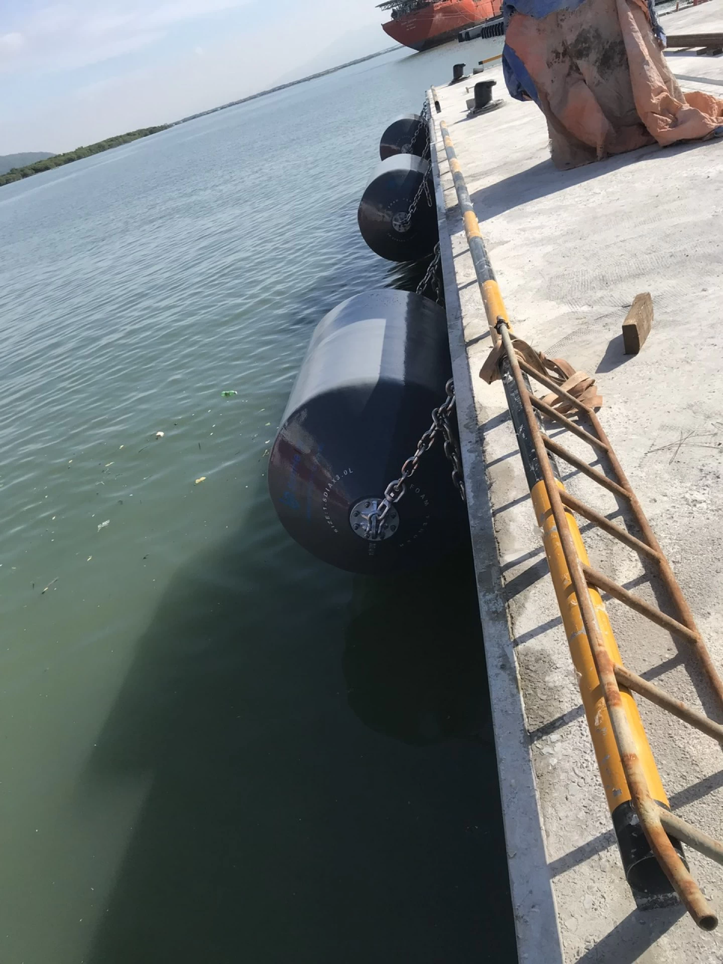 Lắp dựng thiết bị ở cảng nhà máy Vard Installing devices at new jetty9